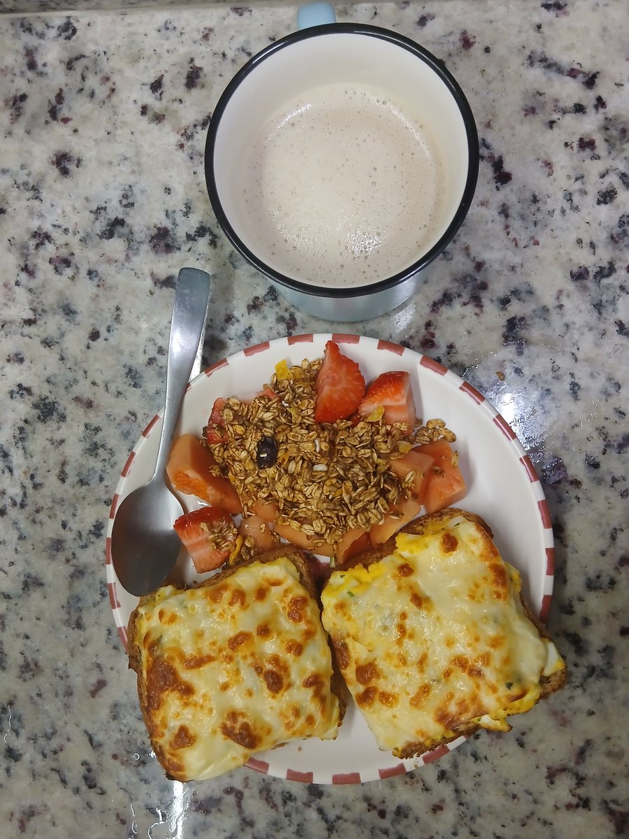 t17blackxmical's tweet photo. Meu cafezinho da manha #saudavel de hoje muito lindo no meu pratinho coquete https://t.co/X2hHbR0wne