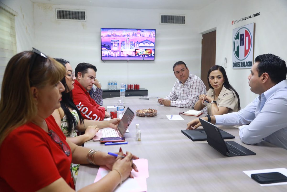 danisotto's tweet photo. Arrancamos nuestra agenda en Gómez Palacio con una reunión de trabajo con nuestras regidoras y regidores del PRI. Siempre es un gusto encontrarnos, escucharles y hacer equipo para seguir trabajando por las familias de nuestro estado.

¡Seguimos trabajando y haciendo equipo! 🤝🏼❤️

@JUANMORENO_HARO
