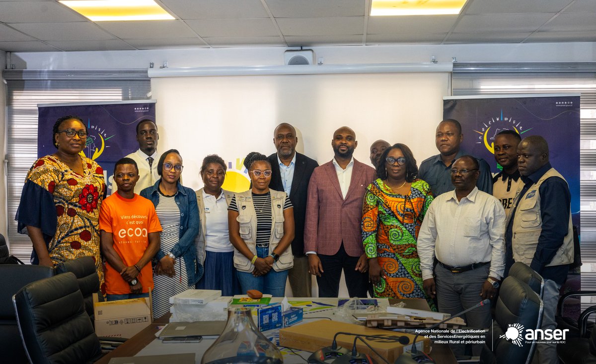 anser_rdc's tweet photo. 📲💻  L’Agence Nationale de l’Électrification et des Services Énergétiques en milieux Rural et périurbain (@anser_rdc ), à travers le Fonds Mwinda, en collaboration avec l’UC-PIF (Unité de Coordination du Programme d’Investissement pour la Forêt) renforcent la traçabilité des données pour la transition énergétique en RDC !

Dans le cadre du mécanisme de Financement Basé sur les Résultats (RBF) du projet PIFORES (Programme d’Investissement pour la Forêt et la Restauration des Savanes), la collecte de données fiables sur le terrain est essentielle. C’est pourquoi la plateforme numérique « PROSPECT » est déployée pour agréer, analyser et afficher automatiquement les données issues des solutions énergétiques durables.

🗓️ Ce vendredi 11 septembre 2026, la salle Mwinda de l’ANSER a abrité la cérémonie officielle de remise d'équipements informatiques (tablettes et ordinateurs portables) aux quatre opérateurs privés retenus pour le volet cuisson propre : ALTECH, BASCONS BURN et YAWE NISSI.

🎯 Deux objectifs majeurs guident cette initiative :
1️⃣ Garantir la viabilité et la traçabilité des ventes, de la collecte sur le terrain et des vérifications du système MRV.
2️⃣ Renforcer l'engagement des agents et des Points de Vente (PDV) pour une collecte de données rigoureuse, transparente et continue.

À travers l’UC-PIF et le Fonds Mwinda, le Gouvernement de la RDC réaffirme son engagement ferme pour une gestion transparente des données, au service de l'accès universel à une énergie propre et durable. 🇨🇩⚡️

#RDC #ANSER #PIFORES #RBF #TransitionÉnergétique #CuissonPropre #ÉnergieDurable #PROSPECT #Greenmaxgroup