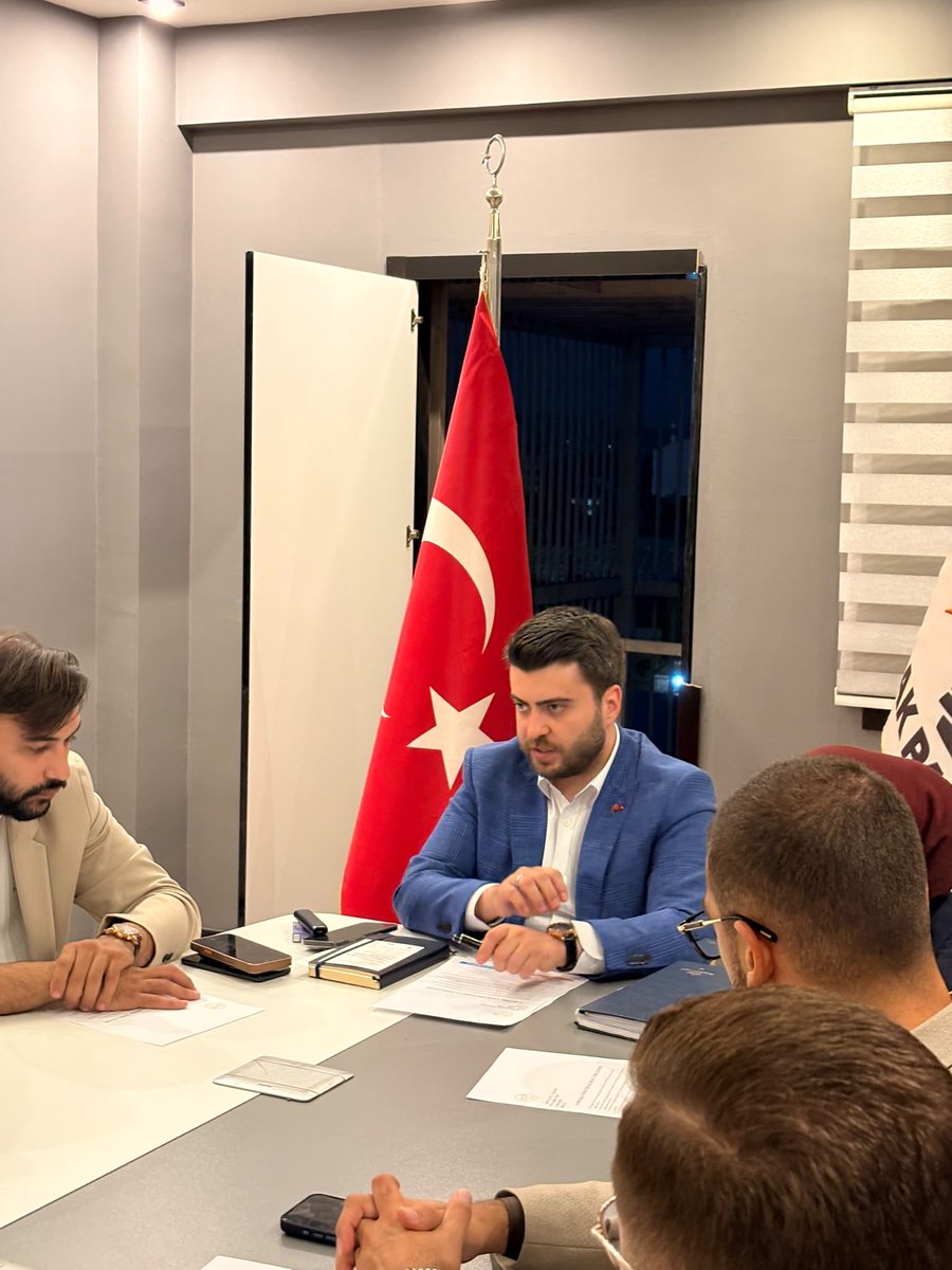 akgenceskisehir's tweet photo. Haftalık Olağan Yürütme Kurulu Toplantımızı İl Başkanımız Cihan Birsen ‘in riyasetinde gerçekleştirdik. ✨

📍AK Parti İl Başkanlığı https://t.co/F13PwcbP2x