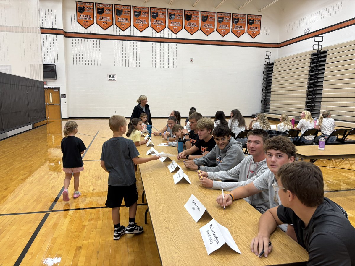 MinsterAthletic's tweet photo. Today was our fall autograph day - the elementary kids loved it - thank you to our high school athletes and best of luck the rest of the season! https://t.co/T3RqNTvxs1
