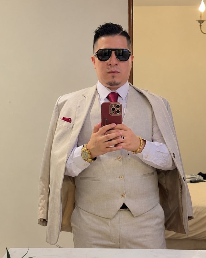 brunoamoretti_'s tweet photo. Jolín Bazán Valderrama está condenado a cadena perpetua y está prófugo. Pero la Policía no ofrece ni un sol de recompensa por su captura y sus certificados policiales y judiciales dicen que no registra antecedentes.

Es el jefe de “La Nueva Jauría”, una de las dos grandes bandas que se disputan Trujillo con extorsiones, secuestros y asesinatos. Su enemigo es “Los Pulpos”, de Jhonsson Cruz.

Mientras “Jhonsson Pulpo” acaba de ser capturado en Bolivia, “Jolín” se da la gran vida en fiestas y reuniones privadas.

Documentos, testimonios y videos obtenidos por @ensustrece revelan que sus vínculos con la @PNP_Noticias se remontan, por lo menos, a 2022.

Junto a @mecozam reconstruimos esta historia. 🧵