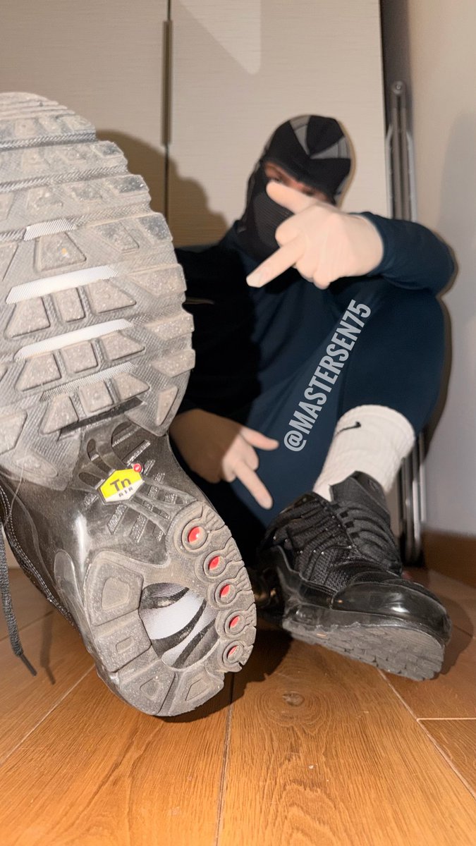 MASTERSEN75's tweet photo. Ganté et prêt à te souiller 
Qui vient lécher les TN du boss 👟⛓️

#footfetısh #cashmaster #paypig #findom #moneyslave #findommale #kiffeur #bulge #scallylads #tracksuit #footfetısh https://t.co/zzoPxSZ02U