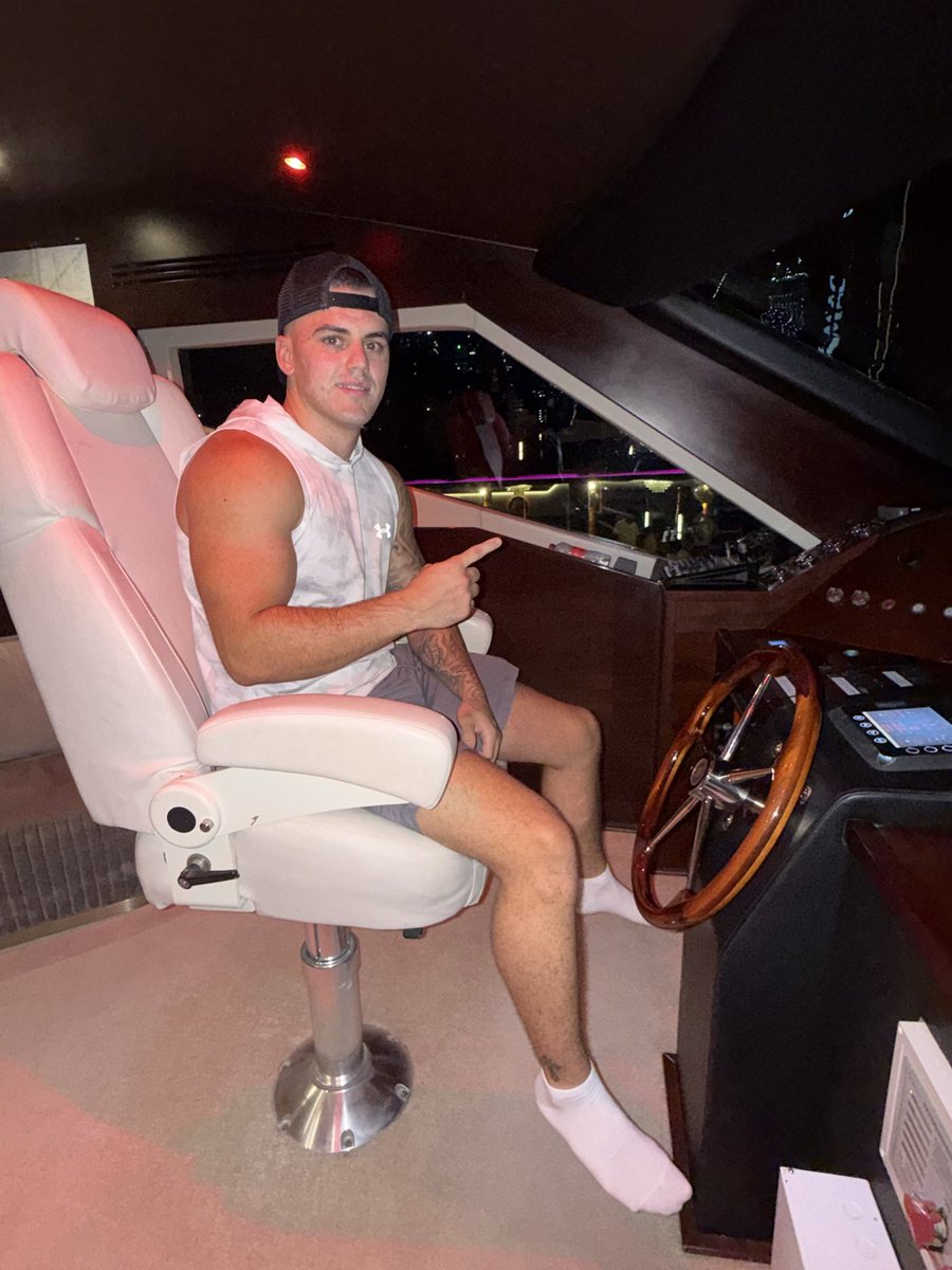 CashmasterAB's tweet photo. Had a few days of relaxing in Dubai but I’m back active now so drop me a message for a cam session or custom 😈 https://t.co/qgmthW2D7t