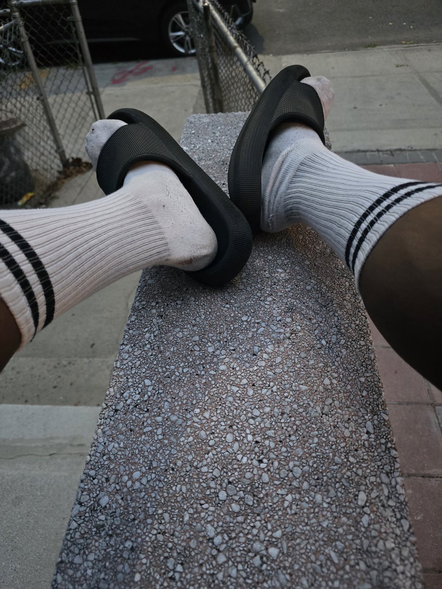 Enoch_Musclepup's tweet photo. My paws definitely need something to hold🍆 #feettweet #feetfetısh #pupplay #socks https://t.co/gOlmjLPePv