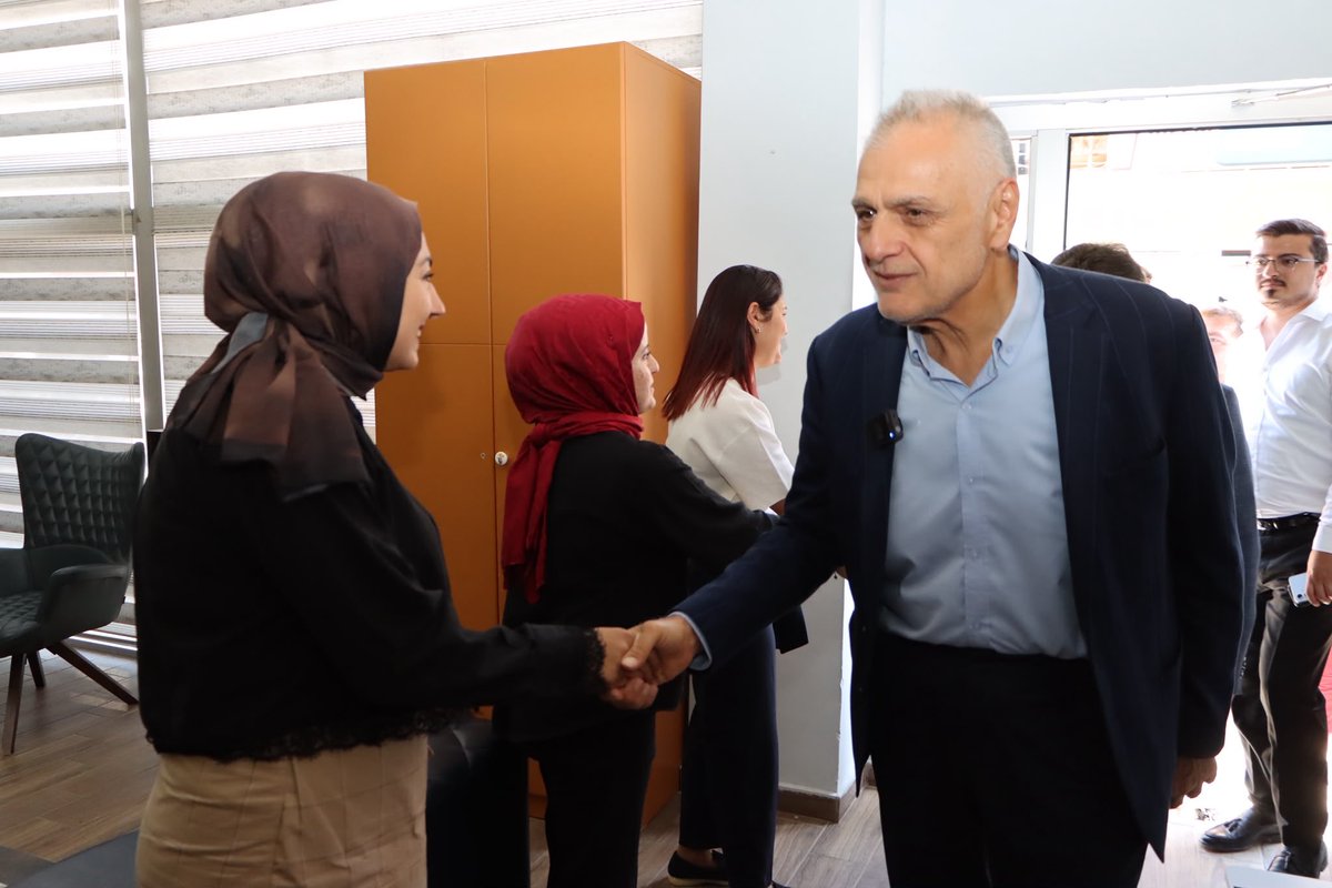 HikmetCincin's tweet photo. Meclis Başkanımız @s_eskiocak, Yönetim Kurulu, Meclis ve Oda Üyelerimizle birlikte Yayladağı Kadın Kooperatifi Başkanı Damla Hatice Yalçın’ı (@DamlaHaticeYal2) ziyaret ettik.

Gerçekleştirdiğimiz ziyarette kadın emeğinin üretime ve yerel ekonomiye katkısı, kooperatifçilik faaliyetlerinin geliştirilmesi ve bölgemizde kadın girişimciliğinin güçlendirilmesine yönelik çalışmalar üzerine verimli bir görüş alışverişinde bulunduk.

Yayladağı’mıza değer katan çalışmaları, nazik ev sahipliği ve misafirperverliği dolayısıyla Hatice Damla Yalçın’a ve kıymetli kooperatif ekibine teşekkür ediyor, çalışmalarında başarılar diliyorum.

#İsmailKırk
@DilganBilge 
#AliÖzalp
#CemalGüleryüz 
@yigitgokhan31 
@fevzicanemir 
#ErolRay 
#SüleymanKızılkaya
#AhmetŞenizMelek
#BerketZeytun
#TanjuSahyun
#OnurYoğurtçuoğlu
@berberadnan31 
@ozgurordk 
@emire_oflazoglu 
#CelalTeksöz
#SamiEkşi
#SunelAksu
#ErsinKöybaşı
#NurettinOlmaz
#AliKarataş
#MehmetGece
@hesmergil 
#SalihDağlı
#ArzuÇıkan
#ÖzkanKırık