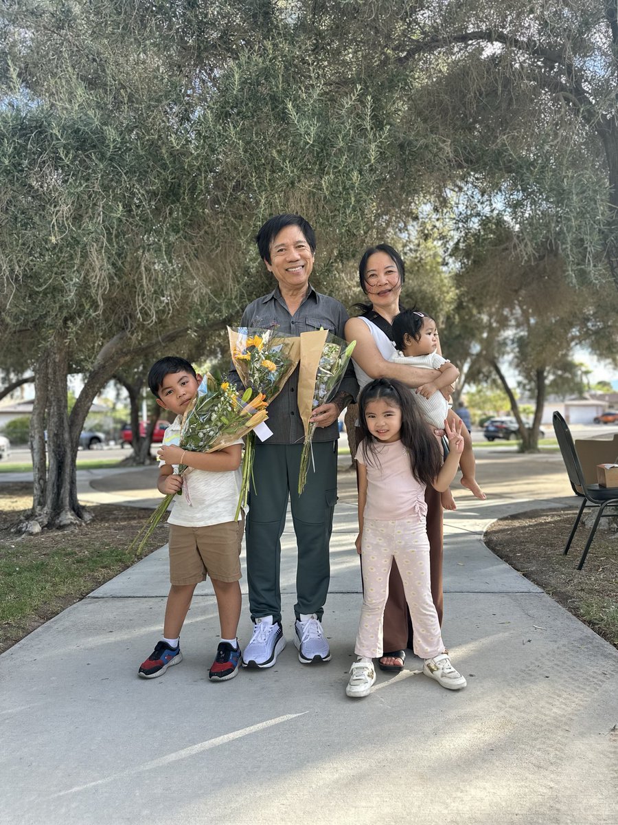 CommishNaft's tweet photo. Thank you to the many families who joined me for our Grandparents Day celebration yesterday at West Flamingo Senior Center 💐 I hope everyone enjoyed the lawn games, music, bouquet making, and @TogosSandwiches! https://t.co/KYesHWCMlz