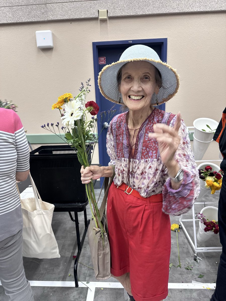 CommishNaft's tweet photo. Thank you to the many families who joined me for our Grandparents Day celebration yesterday at West Flamingo Senior Center 💐 I hope everyone enjoyed the lawn games, music, bouquet making, and @TogosSandwiches! https://t.co/KYesHWCMlz