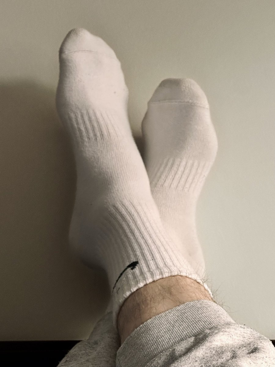SocksLenny's tweet photo. Post-session cooldown. Essential gear only 🔥 
⁠#nikecrewsocks⁠ ⁠#soleday⁠ ⁠#whitesocks⁠ https://t.co/48TXstAYly