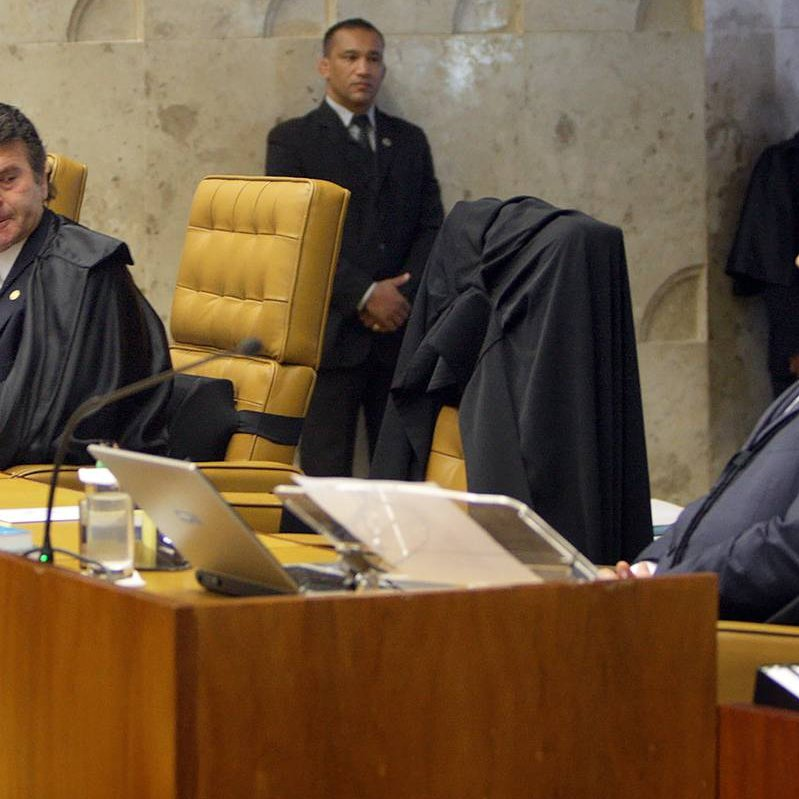republiqueBRA's tweet photo. 🚨 ⚖️ ATENÇÃO: PT apresenta PEC com mudanças na estrutura e no funcionamento do Judiciário, estabelecendo que STF, STJ, TST, TSE, STM, TCU e Tribunais de Contas estaduais e municipais tenham composição 50/50 entre homens e mulheres, mandato único de até 10 anos, idade mínima de 50 anos para indicação e máxima de 70 anos; proposta também prevê o fim da aposentadoria como punição disciplinar.