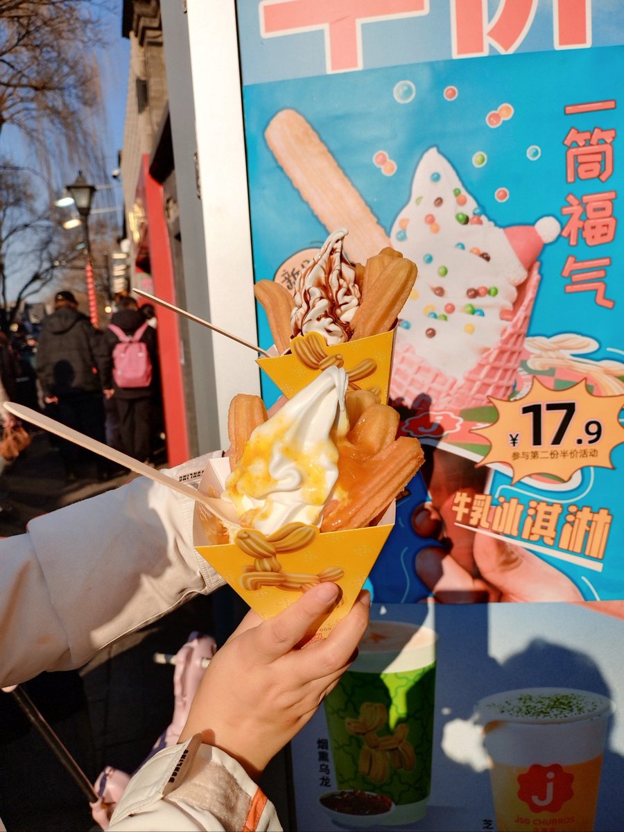 FrederickMnqqp's tweet photo. Churros crujientes con chocolate caliente! El snack perfecto para una tarde soleada en la calle. https://t.co/cmJt87DwA4