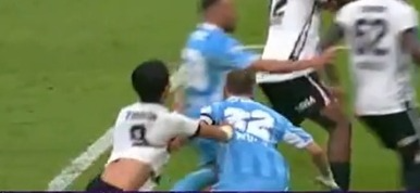 SerdarAkcer's tweet photo. Karşılıklı tutma ancak;

Oh topa gitmek istiyor; rakibi ise Oh tut diye kendini yere bırakıyor. Oh da devamında yerde kalıyor.

VAR müdahalesi olmaz; hakem takdiri bu pozisyon, ama Alanyaspor maçındaki 'Oh, tuttu' diye iptal olan golü düşününce bu penaltı olur. 

Alanyaspor-Beşiktaş maçındaki pozisyonda da belirttiğim gibi, karşılıklı mücadele amacıyla tutmalarda ekstra bir ihlal olmadıkça oyunun devam etmesi gerekir.

#BJKvERZ