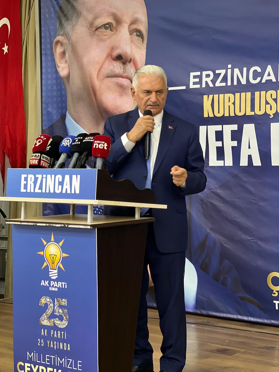 BY's tweet photo. Erzincan İl Başkanlığımızın düzenlediği Kuruluşumuzdan Bugüne Vefa Buluşması programında; davamıza gönül veren, milletimize hizmet yolunda canla başla çalışan kıymetli yol arkadaşlarımızla bir araya geldik.

Cumhurbaşkanımız @RTErdogan’ın liderliğinde; geçmişten aldığımız güç, tecrübe ve teşkilatımızın güçlü birlikteliğiyle, ilk günkü heyecan ve kararlılıkla milletimize hizmet etmeye devam ediyoruz.

Bu kutlu davaya emek veren, alın teri döken tüm yol arkadaşlarımıza gönülden teşekkür ediyorum.