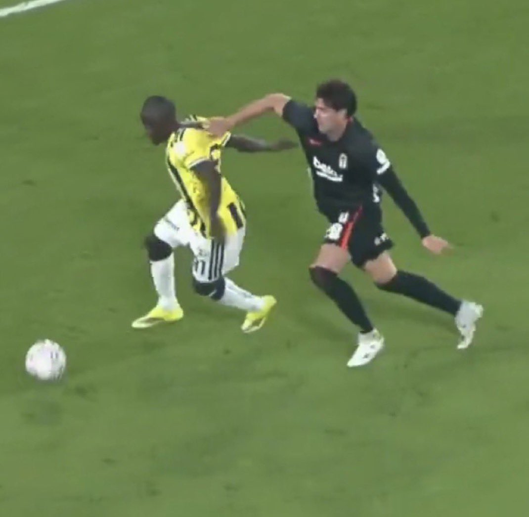 gencsenoll's tweet photo. Vlahovic yapınca faul ver golü iptal et 

Oh yapınca faul ver golü iptal et 

Bize yapılınca görme, VAR da çağırmasın 

Sizin yedi ceddinizi s ben üst üste koyucaz hepinizi https://t.co/VaQ21jxRSY