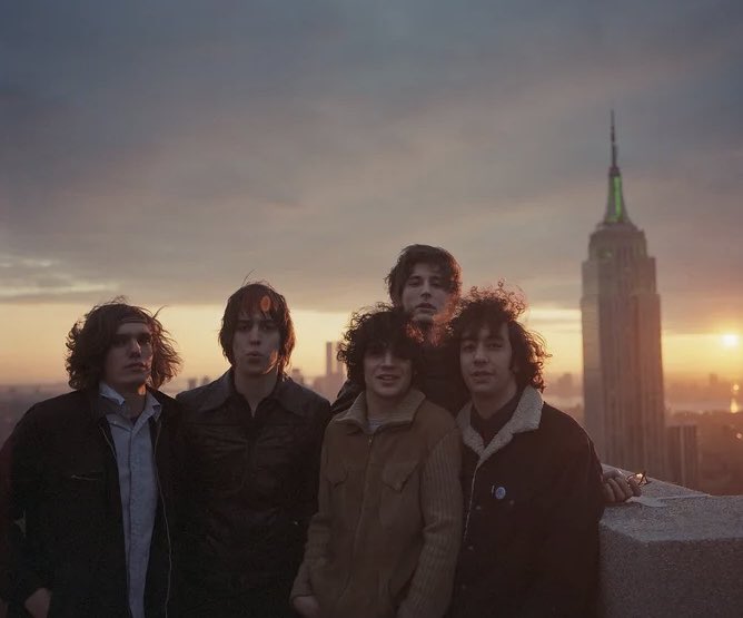 nayainfurs's tweet photo. the strokes in new york city by colin lane (2001) https://t.co/up9pMyvWwp