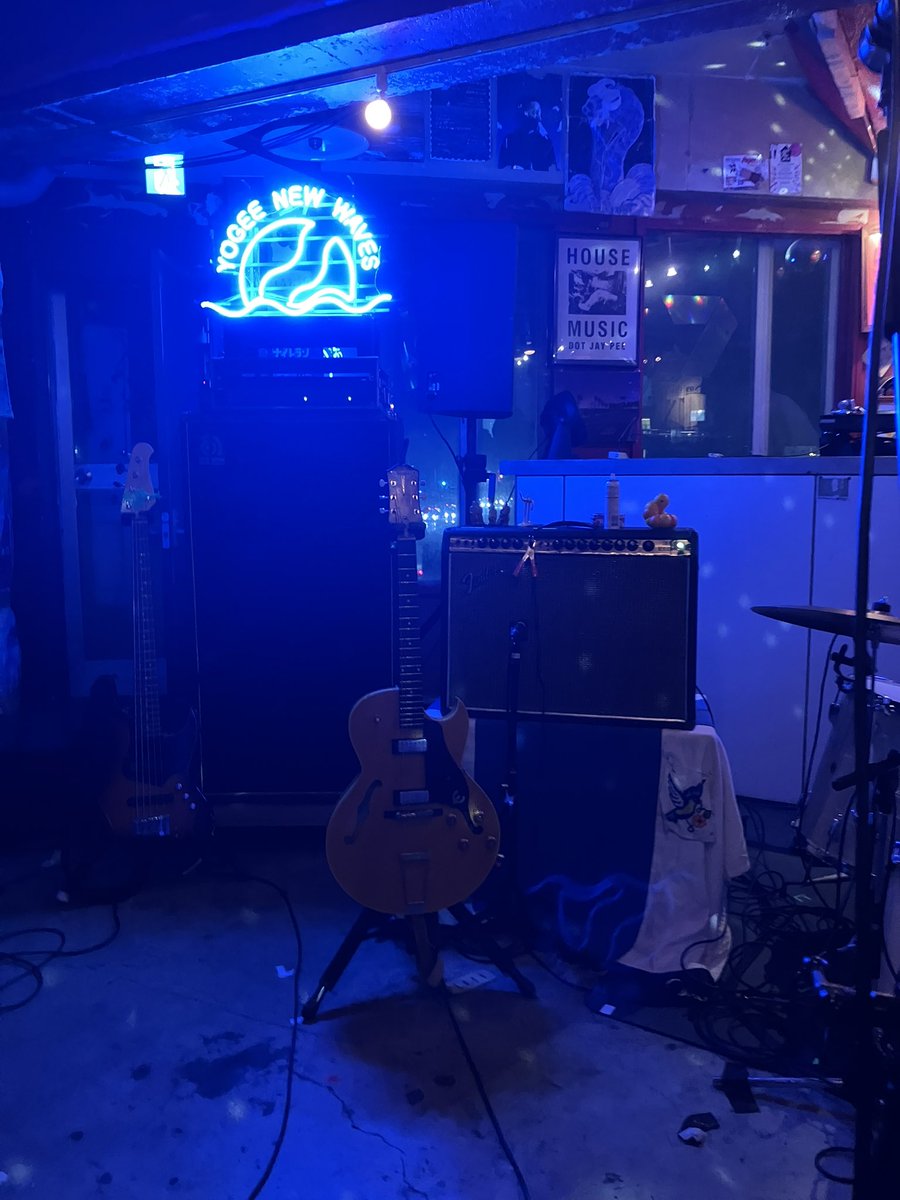 mikamika128_320's tweet photo. めちゃくちゃ楽しみにしていた今夜のライブは最高すぎて、二度とない忘れられない夜になった！！
こんなに熱いヨギーのライブを観ることができたのはミナコさんがいてくれたから。　
ずっとずっと1番大好きなバンドだなって改めて思った！
（今年初めてサインもらえて幸せ！） https://t.co/V4xTOerVBK