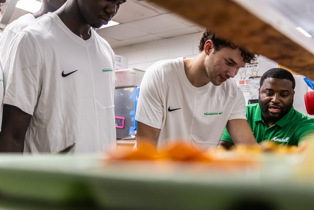 Herd_MBB's tweet photo. Serving off the Court 

We had the opportunity to spend time and serve at the Huntington City Mission https://t.co/k4L5K0F6LL