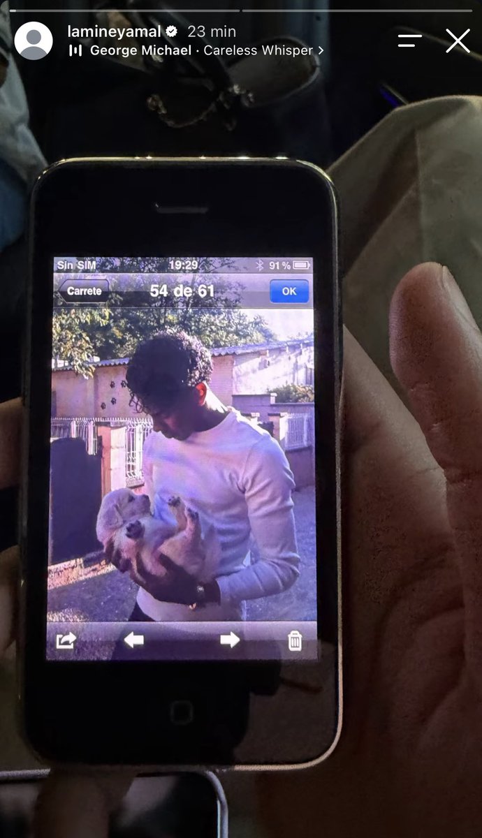 _BeFootball's tweet photo. Lamine Yamal 🇪🇸, sa copine, et deux bébés Golden Retriever 🐶😁

Le tout immortalisé sur l’iPhone 4  

(IG) https://t.co/eakJlxTNBV