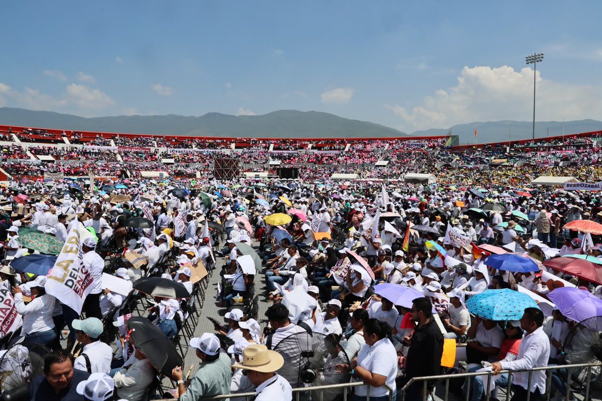 rosaicela_'s tweet photo. En el marco de la gira #HonestidadYResultados nuestra Presidenta @Claudiashein visitó el hermoso estado de #Chiapas, donde la población la recibió con gran entusiasmo y agradeció la labor que ha hecho para reducir las desigualdades y garantizar derechos y bienestar para todas y todos. 🇲🇽👏🏽👏🏽 @ramirezlalo_ @Letamaya @columbalopezg @LuzElena_GE @mario_delgado @marathb @EmiliaCallejaA