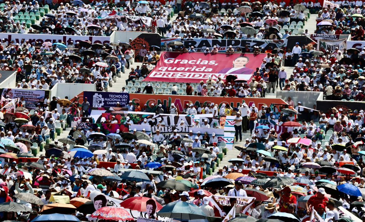 rosaicela_'s tweet photo. En el marco de la gira #HonestidadYResultados nuestra Presidenta @Claudiashein visitó el hermoso estado de #Chiapas, donde la población la recibió con gran entusiasmo y agradeció la labor que ha hecho para reducir las desigualdades y garantizar derechos y bienestar para todas y todos. 🇲🇽👏🏽👏🏽 @ramirezlalo_ @Letamaya @columbalopezg @LuzElena_GE @mario_delgado @marathb @EmiliaCallejaA