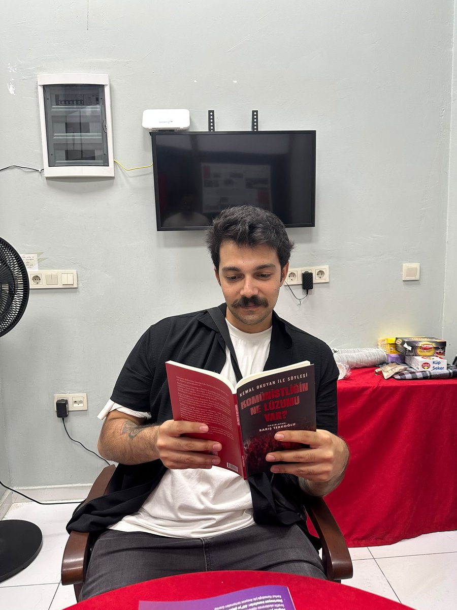 TKP_Kozyatagi's tweet photo. Yan yana geliyoruz;  beraber öğreniyor, beraber umut ediyoruz. 
Hâlbuki #komünistliğinnelüzumuvar ! https://t.co/1jhSExCwa4