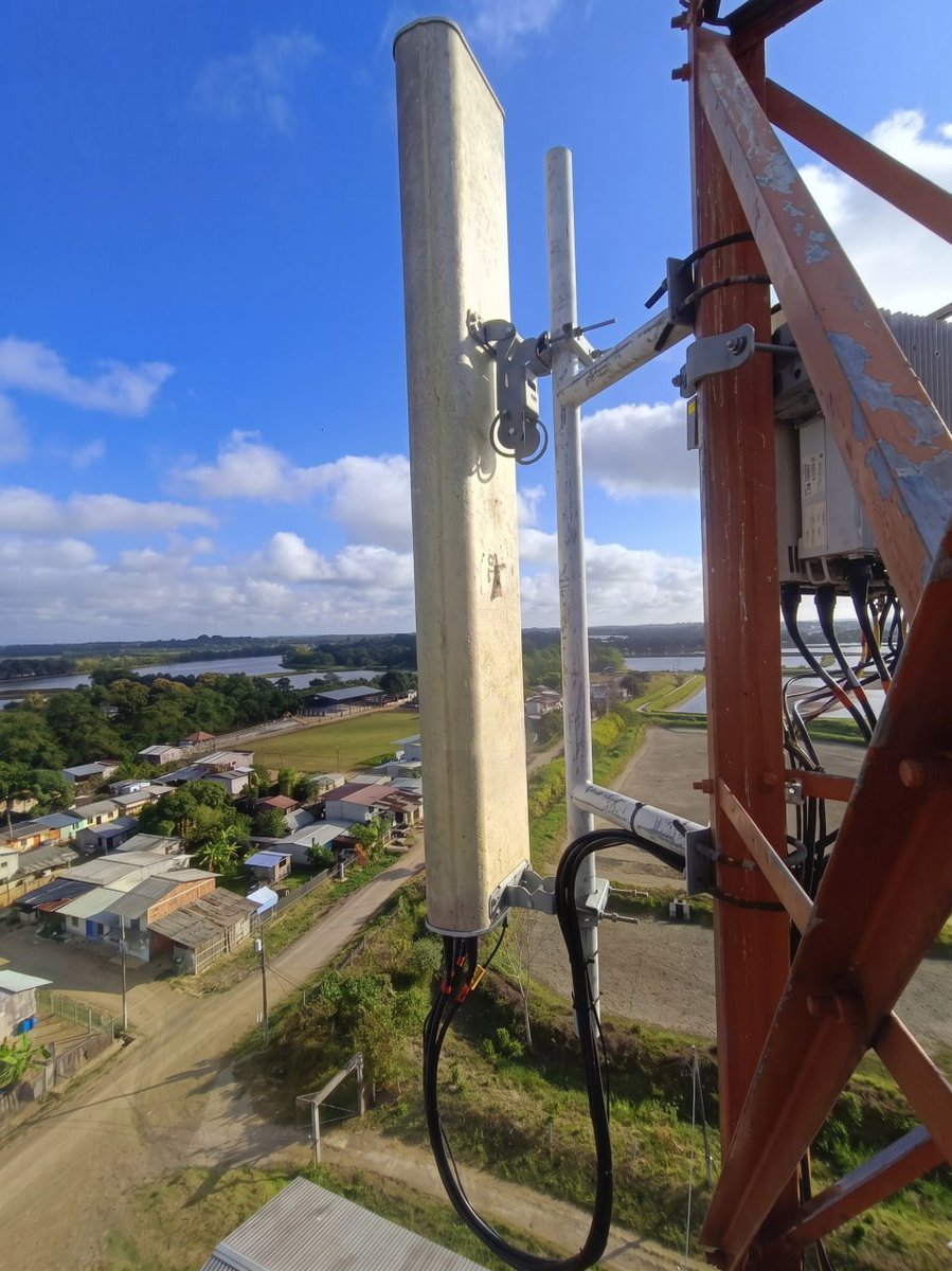 CNTinforma's tweet photo. 📶 El 4G de @CNT_EC ya es una realidad en Salima, Muisne.

Nuestro equipo técnico instaló la infraestructura que brindará cobertura móvil a más de 1500 habitantes de esta parroquia. 💙

Seguimos llegando a más territorios. 🇪🇨 https://t.co/xUwfdVRqfv