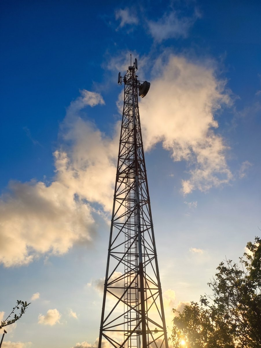 CNTinforma's tweet photo. 📶 El 4G de @CNT_EC ya es una realidad en Salima, Muisne.

Nuestro equipo técnico instaló la infraestructura que brindará cobertura móvil a más de 1500 habitantes de esta parroquia. 💙

Seguimos llegando a más territorios. 🇪🇨 https://t.co/xUwfdVRqfv