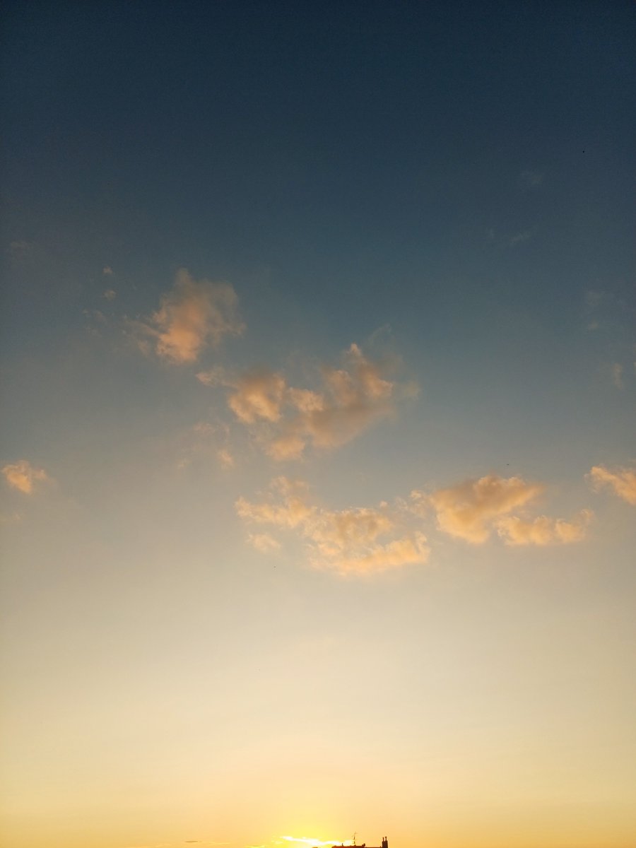 AuthItaly_RT's tweet photo. No filter. No AI. Just Milan at sunset today.

The sky did this for 2 minutes and then it was gone.

📍 Milan, real time

#RealMilan #AuthenticItaly https://t.co/UElNaiKm5A