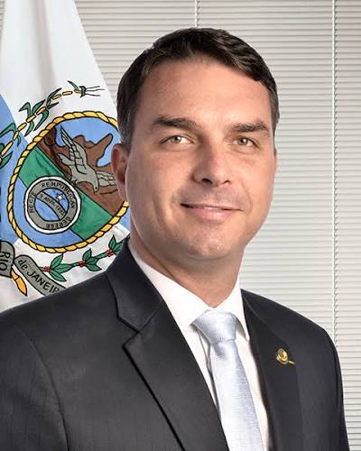 bcppolitica's tweet photo. 🚨URGENTE! 

Empresa da família Bolsonaro está registrada NO MESMO LUGAR de 16 empresas do Careca do INSS. Elas dividem A MESMA SALA em Brasília.

A informação é do ICL. https://t.co/zMmGYdksfg