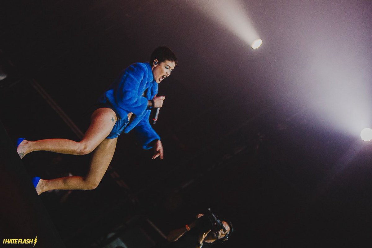 haIseylq's tweet photo. Halsey performing at Lollapalooza Brazil in 2016. 

📸: I Hate Flash https://t.co/g3VQZ4NSdt
