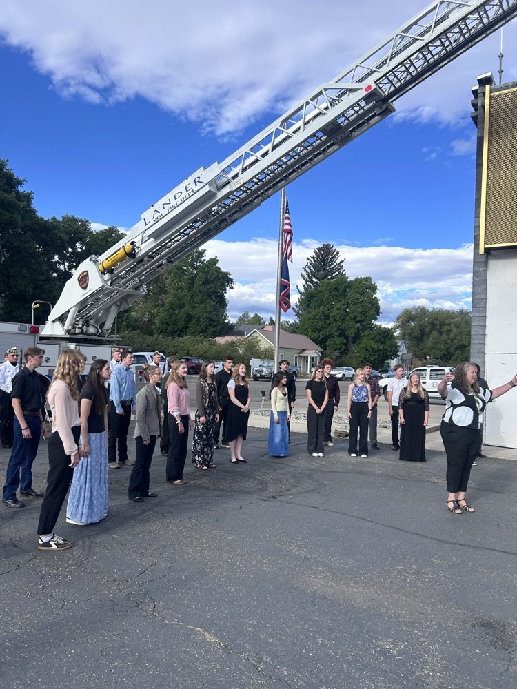 LanderSchools's tweet photo. Thanks to the City of Lander for a great remembrance of 09/11/2001! Proud of our Valley Singers for leading the National Anthem and of course our elementary students for America the Beautiful! Special thanks to our first responders and military personnel who stand ready, always! https://t.co/HBXEz6MpKX