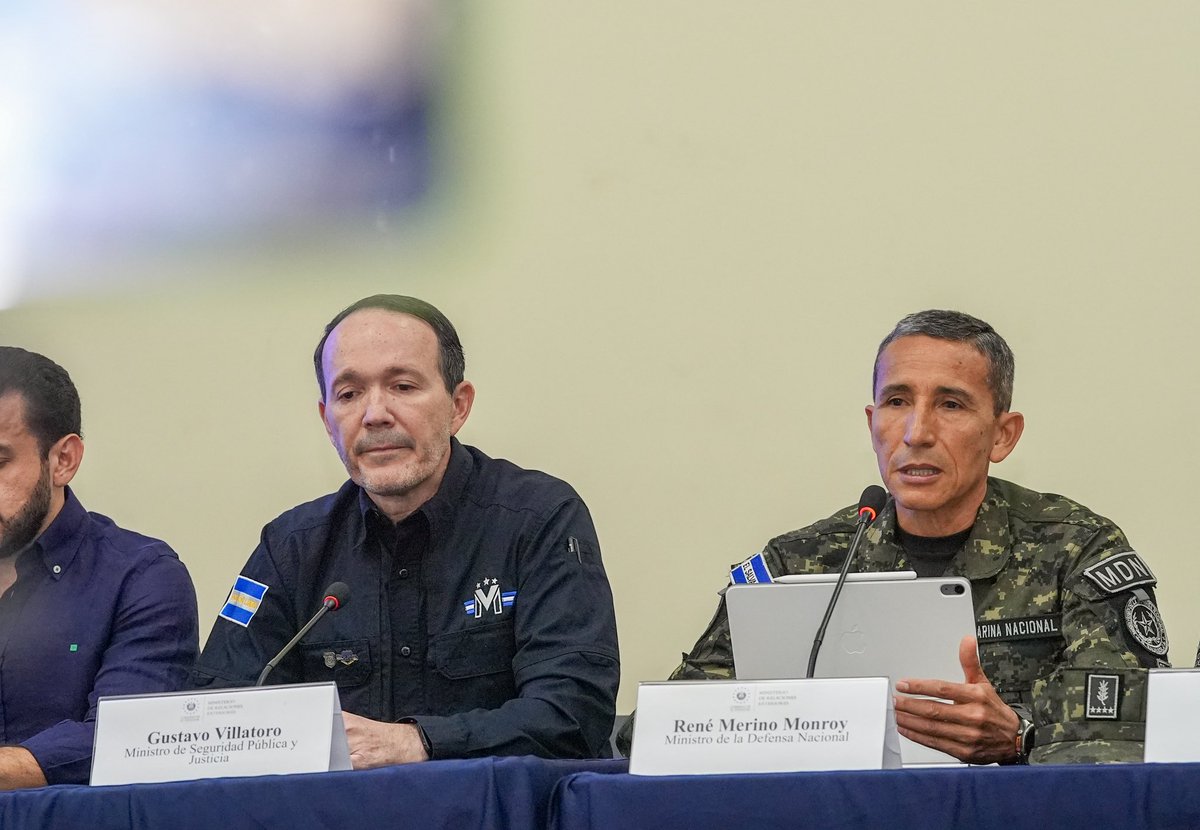 FUERZARMADASV's tweet photo. El Ministro @merino_monroy, como parte del Comité Cívico Nacional, participa en la conferencia de prensa en la que se brindan detalles sobre las actividades que se desarrollarán durante el Desfile de Independencia 2026. https://t.co/yZuGjQsdi5