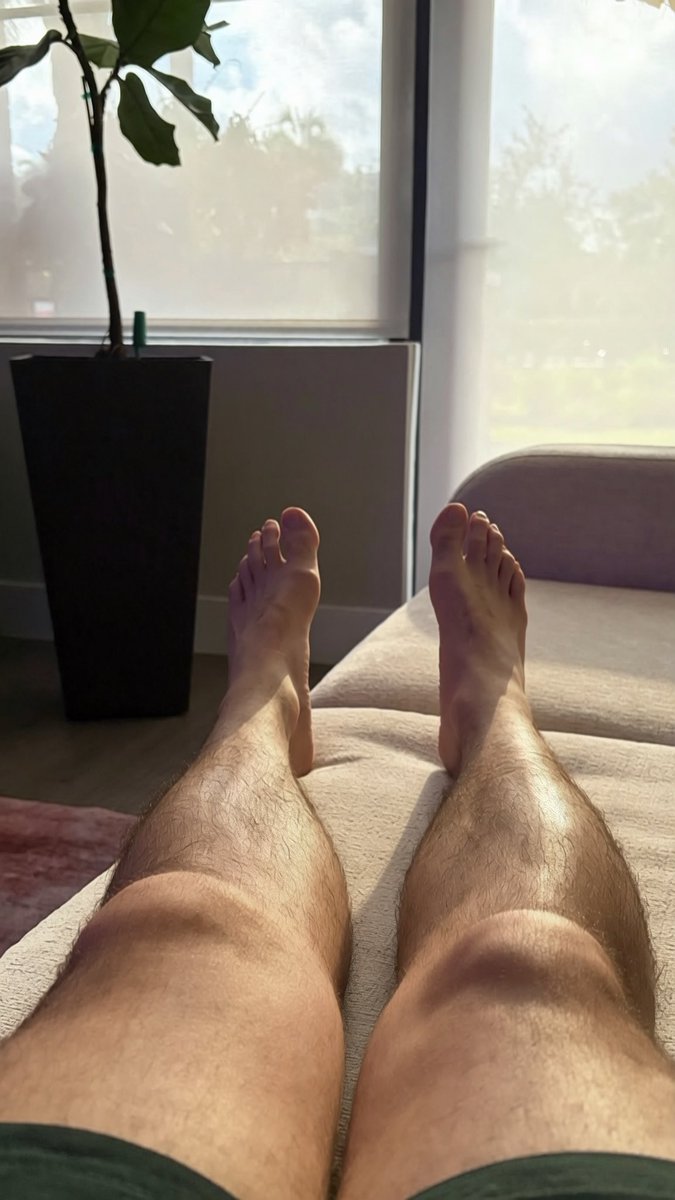 MrRomanFootman's tweet photo. Mornings like these are the best!

#Mensfeet #barefeet https://t.co/JL8LTR0Yku