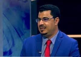 drgalalhatem's tweet photo. بن لغبر: إعلام قناة ”الحدث“ خاض الحرب النفسية نيابة عن الحوثيين
صحيفة النقابي الجنوبي./آخر تحديث: 11 سبتمبر، 2026

النقابي الجنوبي/خاص

اتهم الإعلامي الجنوبي صلاح بن لغبر إعلام قناة ”الحدث“ ومجموعات اللجنة الخاصة السعودية وبعض المحللين بتضخيم قدرات الحوثيين عبر الترويج لما وصفها بأسطورة ”الأنساق الحوثية التي لا تنتهي“، معتبرًا أن هذه الرواية أضرت بالحرب النفسية وأوحت للمقاتلين بأن صمودهم في الجبهات بلا جدوى.

وقال بن لغبر إن تكرار الحديث عن وجود ”عشرات الآلاف في كل هجوم على موقع“ يبعث رسالة إلى المقاتل في الجبهة مفادها أن ”لا فائدة من صمودك فخلف كل حوثي ألف نسق“.

ويرى أن من خبر المعارك يعرف أن الحوثيين يعتمدون على ”مجاميع صغيرة متفرقة ومدربة“ تتحرك بخفة ومناورة، وتبحث عن الثغرات لتنفيذ هجماتها بأقل خسائر ممكنة.

وانتقد بن لغبر التعامل الإعلامي مع تكتيكات الحوثيين، معتبرًا أن القائمين على هذا الخطاب لم يدرسوا أسلوب خصمهم بقدر ما ضخّموا قوته ومنحوه، بحسب وصفه، ”هيبة نفسية مجانية“.

وأضاف أن محاولة صناعة انتصارات إعلامية انتهت إلى نتيجة عكسية، قائلًا إنهم ”صنعوا للحوثي أسطورة وخاضوا الحرب النفسية نيابة عنه“.