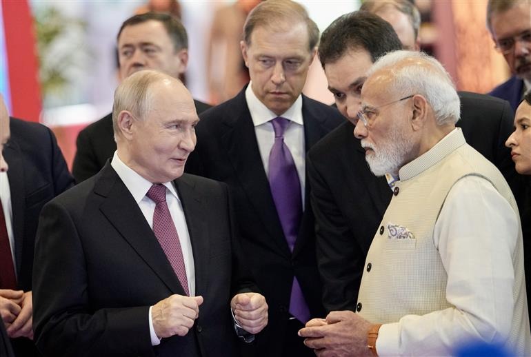sfactor_news's tweet photo. Modi, Putin review bilateral ties; Russian President invites PM for 24th annual summit

By Our Correspondent

Read full story on https://t.co/nGntwDd1mw
https://t.co/r8dhJXNLoZ 

#BRICS2026,#BRICSSummit,#BRICSIndia2026,#BharatMandapam, #NarendraModi / #PMModi https://t.co/ds8OEgxAgQ