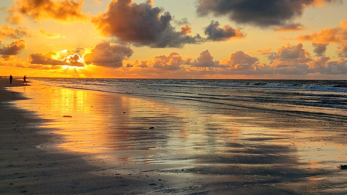 HettieZurMuhlen's tweet photo. ๐ Met Goud ๐ฅ het weekend in!
#Ameland #zonsondergang #goud #spiegeling #zomeravond #mooieluchten #strandwandeling https://t.co/j6b8UmAPtr