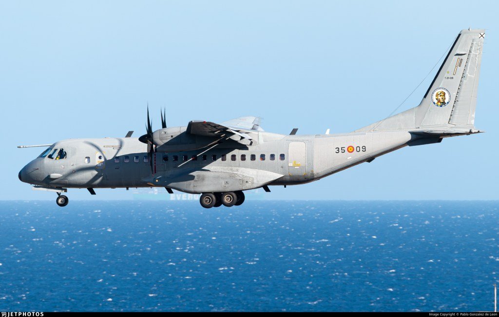 Web_AME's tweet photo. C395 (T.21-09/35-09) #Ala35 con el distintivo del Centenario. Otra aeronave más de nuestro @EjercitoAire en la lista 🧐👇
https://t.co/nORWYT1pWl
📷 Pablo González de León https://t.co/fZSDLiYcCA