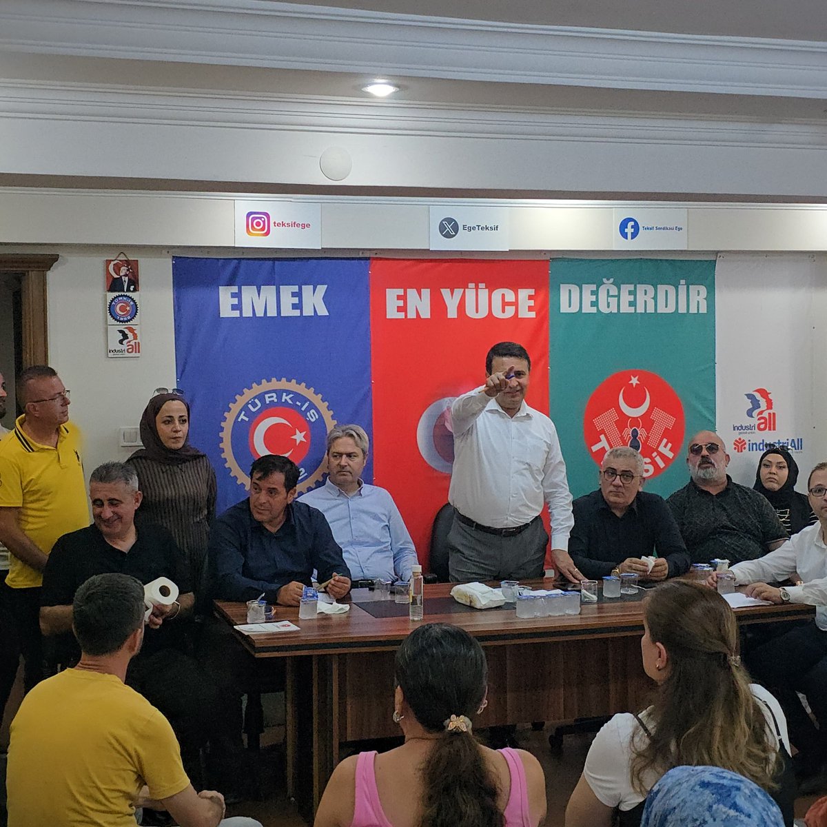 TeksifSen's tweet photo. İzmir Gaziemir Serbest Bölgesi’nde 606 gündür emekleri, alın terleri ve anayasal hakları için direnen Digel Tekstil emekçilerini TEKSİF Sendikası Genel Merkez Yönetim Kurulu tarafından ziyaret edildi.

Genel Başkanımız Ersin Çelik, Genel Başkan Yardımcıları İlhan Özaydın ve Nihat Şeker ile  Selçuk Bozkaya’nın katılımıyla gerçekleştirilen ziyarette, direnişlerini kararlılıkla sürdüren Digel Tekstil emekçileriyle bir araya gelerek dayanışma ve destek mesajları iletildi.

Direniş ziyaretinin ardından, Gaziemir Sendika Büromuzda Digel Tekstil çalı��anı sendika üyelerimizle bir toplantı gerçekleştirilerek devam eden süreç hakkında karşılıklı bilgi alışverişinde bulundu ve gelinen noktayı değerlendirildi. Yapılan değerlendirmeler sonucunda, sürecin toplu iş sözleşmesi masasında müzakere yoluyla sürdürülmesi, üyelerimizin hak ve taleplerinin korunması ve geliştirilmesi konusunda kararlılığımızın devam etmesi yönünde ortak irade ortaya konuldu.

TEKSİF Sendikası olarak; emeğin, alın terinin ve anayasal sendikal hakların yanında olmaya, üyelerimizin haklarını korumaya ve geliştirmeye kararlılıkla devam edeceğiz.

Digel Tekstil emekçilerinin mücadelesi, mücadelemizdir!

Yaşasın örgütlü mücadelemiz!
Yaşasın TEKSİF!