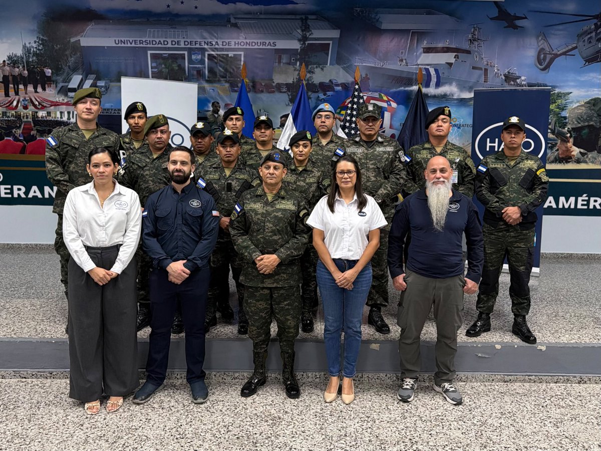 FFAAHN's tweet photo. #FortalecimientoInstitucional || Con el objetivo de fortalecer las capacidades y conocimientos del personal militar en materia de armamento, municiones, seguridad y gestión de almacenes, este día, en el Auditorio de la Universidad de Defensa de Honduras #UDH, las #FFAA llevaron a cabo la Ceremonia de Clausura del Curso de Almacenista No. 01-2026 y Curso de Gerente de Almacén No. 01-2026.
Durante dos semanas, 13 miembros de las Fuerzas Armadas fueron capacitados por instructores de la organización The HALO Trust, adquiriendo conocimientos y herramientas especializadas que contribuyen al fortalecimiento de las capacidades institucionales y al mejor desempeño de las funciones relacionadas con la administración, almacenamiento y seguridad de armamento y municiones.
Asimismo, se realizó la entrega de los diplomas a los graduandos de ambos cursos, así como reconocimientos a los instructores por su valiosa contribución al proceso de formación y capacitación del personal militar.
La ceremonia fue presidida por el Subdirector de la Dirección de Logística C-4, Coronel de Inteligencia Militar DEM José Francisco Tercero Sandoval; la Gerente de País de El Salvador de The HALO Trust, Deysi Galdámez; señores instructores y personal graduado.
#FuerzasArmadasHN