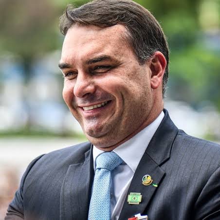 forumbunklr's tweet photo. 🚨 COINCIDÊNCIA? Empresas de Flávio Bolsonaro estão registradas EXATAMENTE NA MESMA SALA que empresas do Careca do INSS, personagem central da fraude BILIONÁRIA que lesou mais de 4,3 milhões de aposentados e pensionistas. https://t.co/FL6wrmkGBo