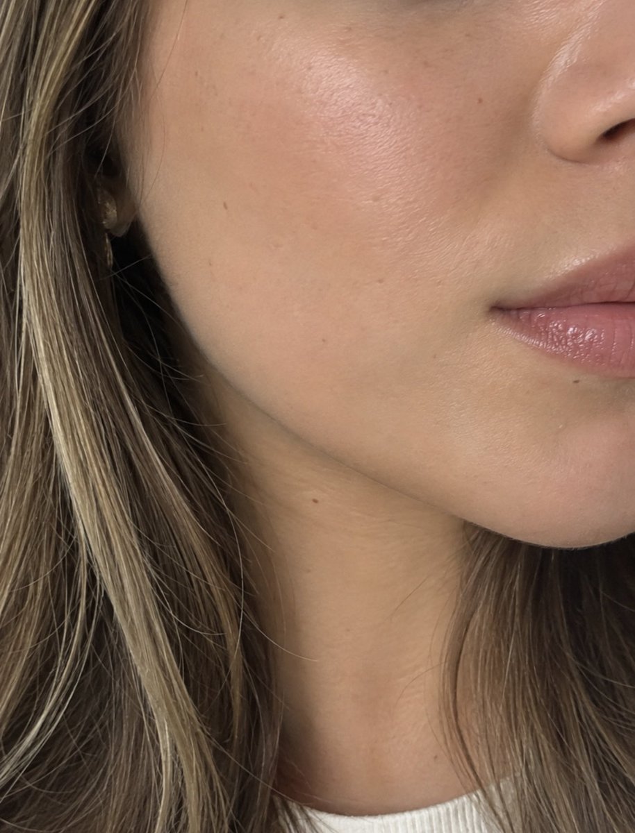 dudazein's tweet photo. Genteee, usei a base da Payot Retinol e tô chocadaa com essa pele! Ela deixa a pele sequinha, com um glow lindo e textura muito natural🥹🤌🏻✨ https://t.co/lW5NP1rcBh