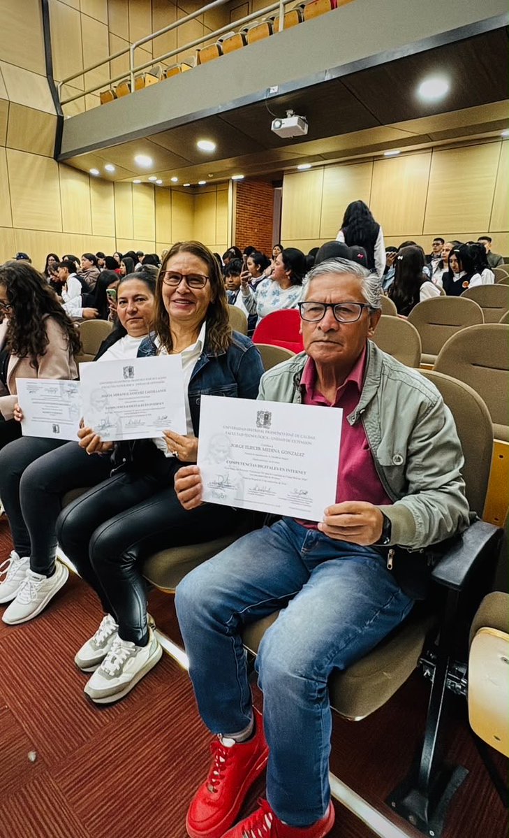 ConsejeriaTIC's tweet photo. 🎓💻✨ ¡Felicitaciones a los 104 nuevos graduados en @ALCBolivar!

Hoy jóvenes, adultos y personas mayores culminaron cursos en Competencias Digitales, IA y Nube en los CETIC de @udistrital y del Colegio Rodrigo Lara Bonilla.

👏 Seguimos fortaleciendo las habilidades digitales y #BogotáCapitalDigital crece cada vez más con su talento💙🦾