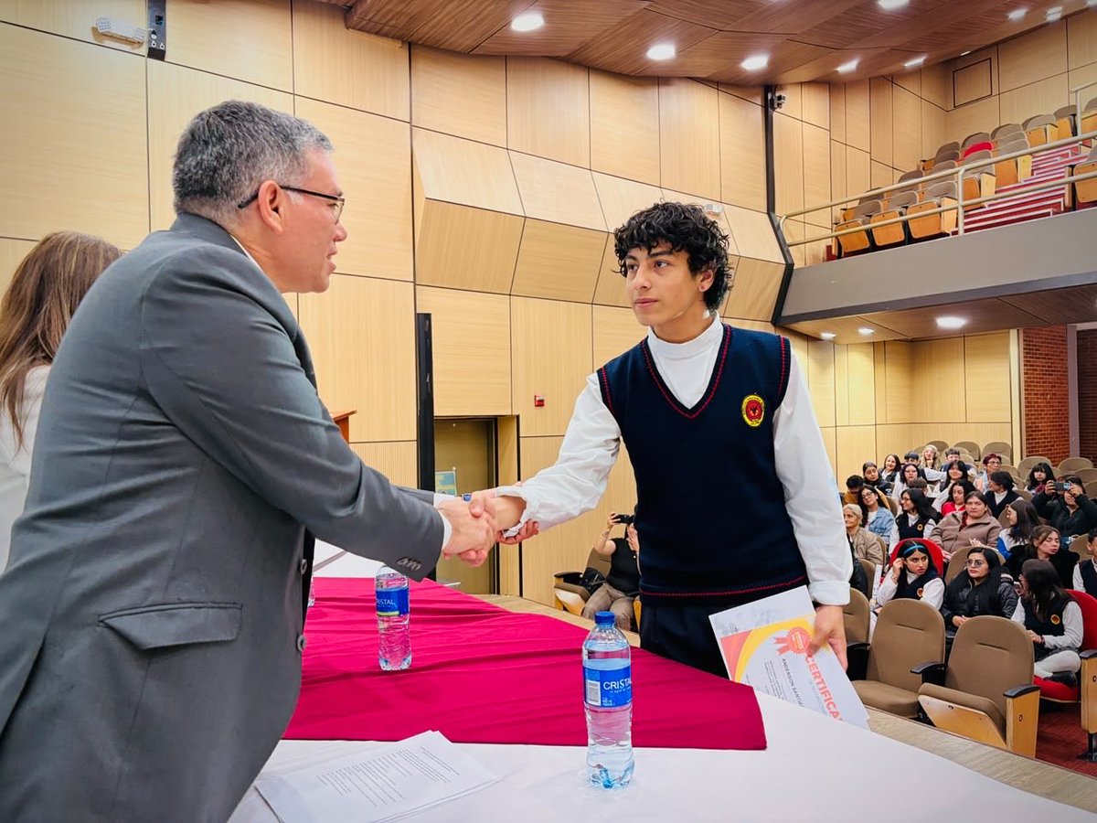 ConsejeriaTIC's tweet photo. 🎓💻✨ ¡Felicitaciones a los 104 nuevos graduados en @ALCBolivar!

Hoy jóvenes, adultos y personas mayores culminaron cursos en Competencias Digitales, IA y Nube en los CETIC de @udistrital y del Colegio Rodrigo Lara Bonilla.

👏 Seguimos fortaleciendo las habilidades digitales y #BogotáCapitalDigital crece cada vez más con su talento💙🦾