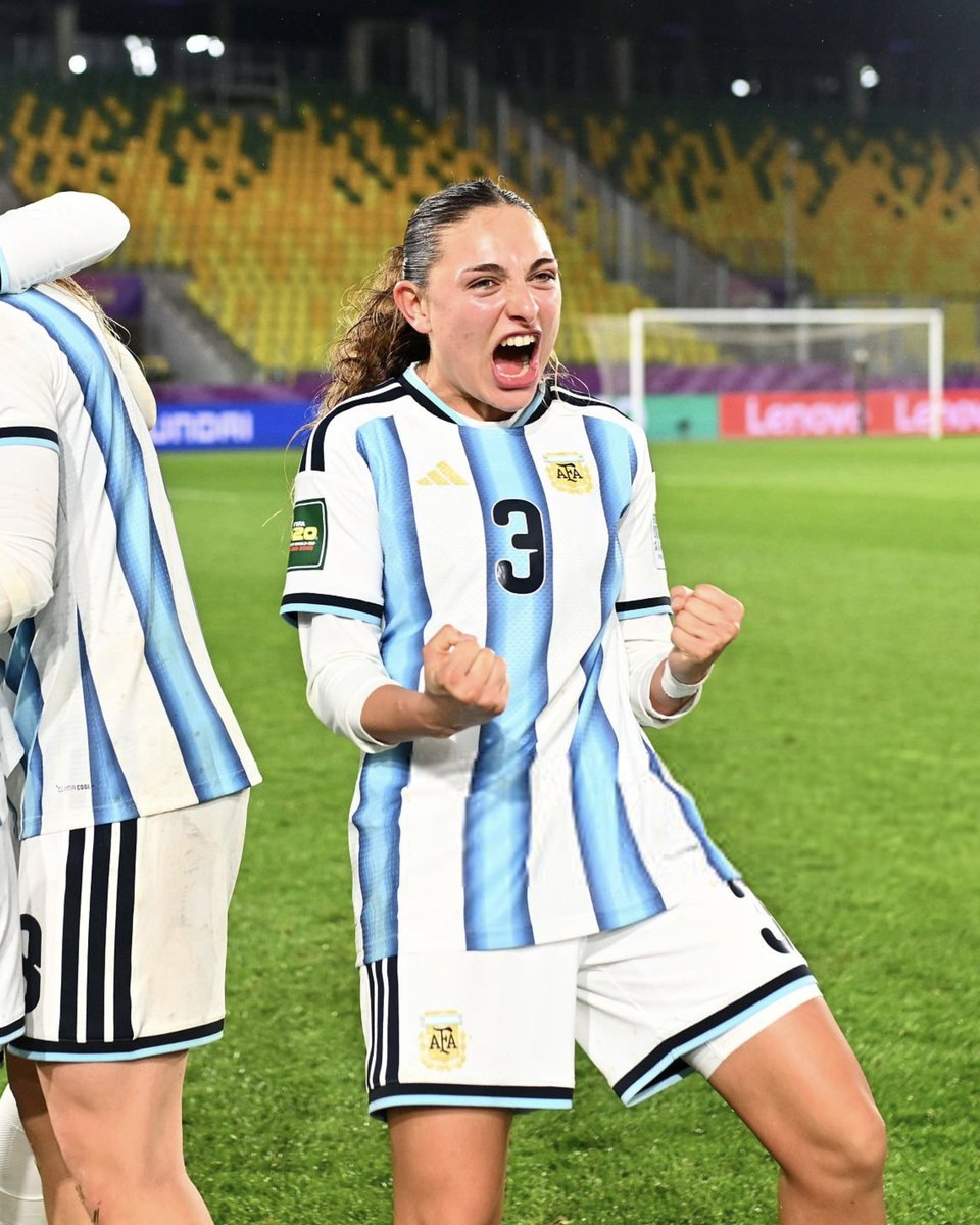RiverPlateFem's tweet photo. 𝑨 𝑶𝑪𝑻𝑨𝑽𝑶𝑺 𝑫𝑬 𝑭𝑰𝑵𝑨𝑨𝑨𝑨𝑨𝑨𝑳 🇦🇷🤍❤️🤍 

📸 Postales de la clasificación a los octavos de final de la Selección en el #U20WWC 

🔝 Maldonado, Diz y Ceniza fueron titulares https://t.co/QHGRDKeflv