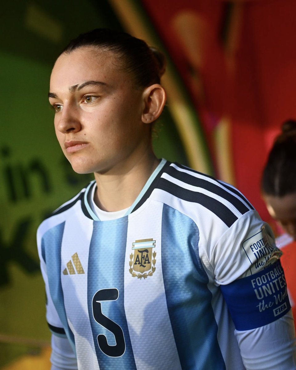 RiverPlateFem's tweet photo. 𝑨 𝑶𝑪𝑻𝑨𝑽𝑶𝑺 𝑫𝑬 𝑭𝑰𝑵𝑨𝑨𝑨𝑨𝑨𝑨𝑳 🇦🇷🤍❤️🤍 

📸 Postales de la clasificación a los octavos de final de la Selección en el #U20WWC 

🔝 Maldonado, Diz y Ceniza fueron titulares https://t.co/QHGRDKeflv
