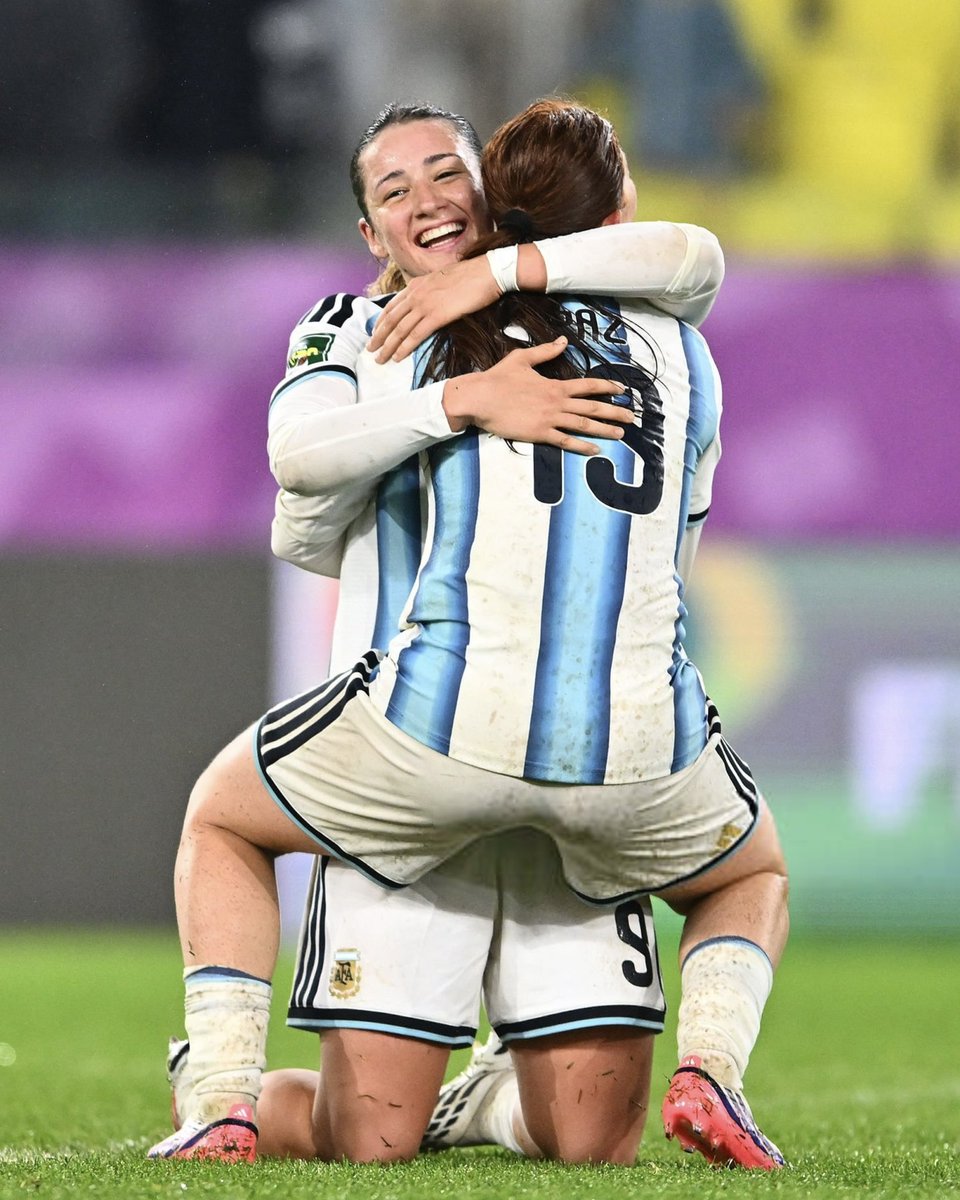 RiverPlateFem's tweet photo. 𝑨 𝑶𝑪𝑻𝑨𝑽𝑶𝑺 𝑫𝑬 𝑭𝑰𝑵𝑨𝑨𝑨𝑨𝑨𝑨𝑳 🇦🇷🤍❤️🤍 

📸 Postales de la clasificación a los octavos de final de la Selección en el #U20WWC 

🔝 Maldonado, Diz y Ceniza fueron titulares https://t.co/QHGRDKeflv