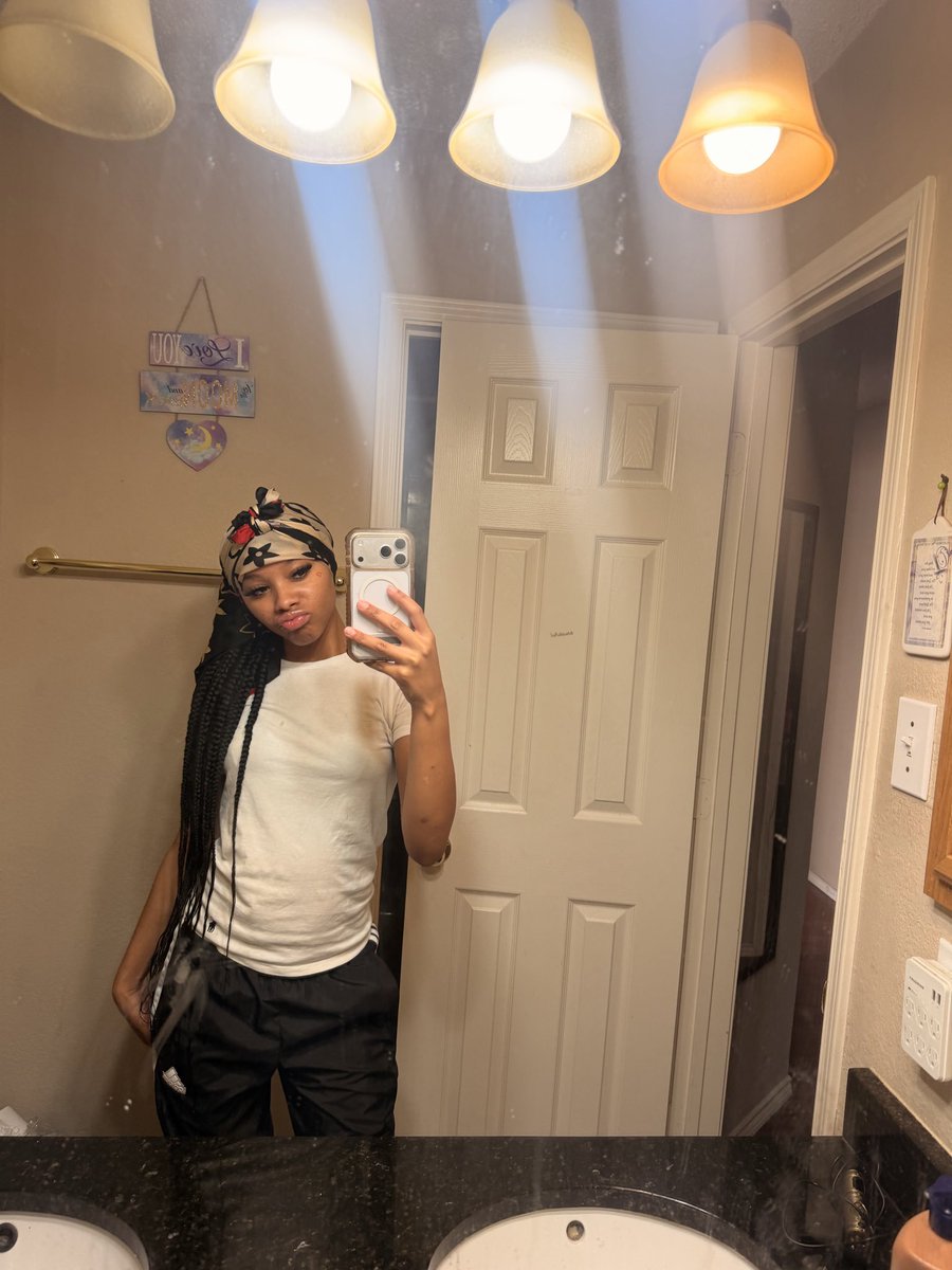 Nene_official06's tweet photo. Idk just something to post🤷🏽‍♀️ #prettylightskin #trending #SRFCOM https://t.co/l4AIH82zCO