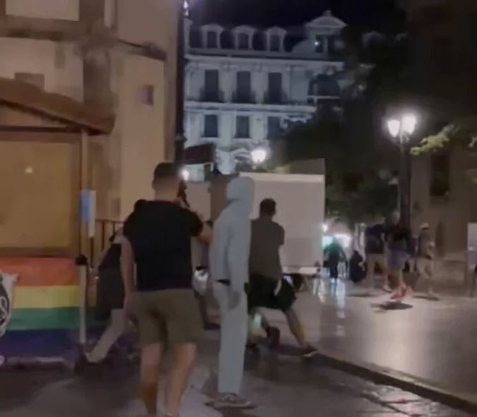 GladiatorAstur's tweet photo. Los dos pájaros de extrema izquierda que “chuparon” un par de collejas en Oviedo, parece que comenzaron  insultando a un chaval del grupo por llevar la bandera de España.

Y claro, la gente está hasta los huevos de esta caterva radical. Y no pasa ni una.

Así que poca pena. https://t.co/87bHSHgAe1
