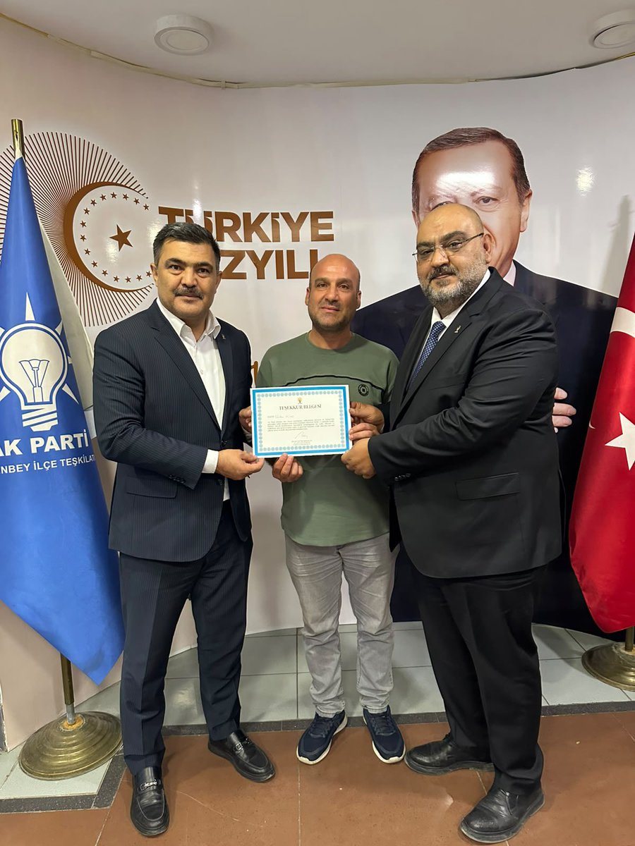 2727mmg2727's tweet photo. Cumhurbaşkanımız ve Genel Başkanımız Sayın Recep Tayyip Erdoğan’ın takdirleriyle gönderilen sertifikaları, Şahinbey İlçe Başkanımız Av. Mehmet Tiryaki ile birlikte Şahinbey Teşkilatımızın kıymetli Bölge Başkanları ve Mahalle Başkanlarımıza takdim ettik.

@fmfedaioglu 
@avmehmettiryaki 
@AKSahinbey27