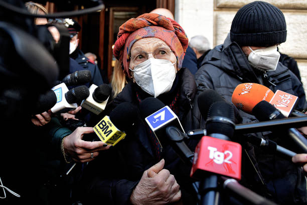 CarloMVigano's tweet photo. Prof. Martino Mora
“Emma Bonino era una femminista radicale. Suo malgrado, la sua immagine pubblica è stata indissolubilmente legata a tre uomini.
Il primo è Marco Pannella, suo mentore, quasi pigmalione, e per decenni suo capo partito.
Il secondo è George Soros, che almeno negli ultimi vent’anni è stato alla luce del sole il principale finanziatore della sua attività politica.
Il terzo è Jorge Mario Bergoglio, suo illustre pubblico elogiatore e frequentatore.
È un trio che già dice tutto.
Liberale, liberista, libertina e libertaria, come Pannella definiva i Radicali, Emma Bonino è stata il simbolo stesso dell’abortismo in Italia, che per sua stessa ammissione praticò illegalmente, sia come paziente che poi come mammana. Ma non è stata ovviamente solo questo.
Femminista, eutanasista, omosessualista – ovviamente pure vaccinista pandemica – fu anche immigrazionista fanatica (e per questo tanto amata dal meticcista Bergoglio che la definì “grande italiana”). Sostenitrice della “grande sostituzione”, odiatrice della famiglia e di ogni ordine naturale e civile, sempre a favore del caos come del grande capitale, voleva svuotare le carceri come le culle. E liberalizzare la droga.
I radicali separarono del tutto il Sessantotto istintualista dal marxismo, e inventarono anche in Italia i “diritti civili” sul modello anglosassone. Qui sta la loro importanza decisiva.
Sposarono il modello di una società “aperta” anglosferica, costituita da atomi fluttuanti consumatori, sostanzialmente intercambiabili, dediti esclusivamente a rapporti economici ed edonistici in avversione a qualsiasi concezione cristiana trascendente del sacro, come a qualsiasi dovere comunitario. Sempre rivendicanti “diritti “, specie dal bassoventre in giù.
È l’antropologia materialista degli “ultimi uomini” ridotti ad atomi, ma anche ridotti a bestie – alla pura animalità – che si presumono il dio di sé stesse.
Nichilismo puro, purtroppo oggi di massa. Il trionfo dell’ignoranza spirituale.
Fanaticamente pro-UE, sempre atlantista in politica estera, sostenitrice della “guerre umanitarie” nei Balcani e nel Medio Oriente, delle “primavere arabe” in Nord Africa, sionista radicale (anche se negli ultimi tempi stranamente ostile a Netanyahu), Emma Bonino ha incarnato il mondialismo allo stato puro. Il mondialismo delle plutocrazie.
Benvoluta da Berlusconi perché liberale e mercatista, benvoluta a sinistra perché artefice panerotista della sovversione dei costumi, ha esercitato cariche di grande importanza pur godendo di scarsissimi consensi elettorali.
Era ovviamente amatissima, oltre che presso il grande capitale a stelle e strisce e la burocrazia di Bruxelles, tra nani e ballerine del mondo dello spettacolo, in quanto ella stessa consustanziale al sistema orgiastico-mercantile che li esprime.
La Meloni ha già proposto per la Bonino i funerali di Stato. È giusto. Un Paese e una civiltà che odiano loro stessi, con le frontiere colabrodo, il caos nelle strade e le culle vuote, non possono che esaltare chi fu regina del suicido collettivo.”
